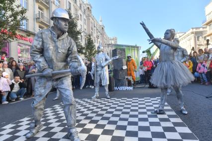 Москва.   Участники праздничных мероприятий в честь Дня города на Тверской улице.