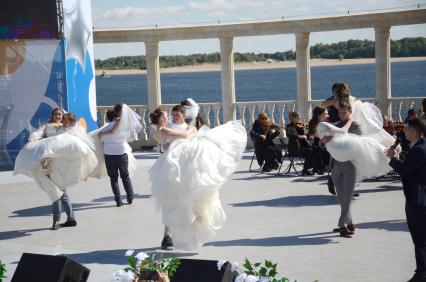 Волгоград. Парад молодоженов на Центральной набережной.