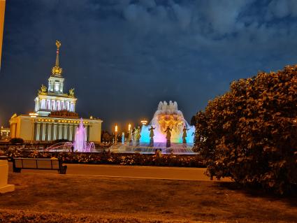 Москва. Вид на павильон `Центральный` и фонтан `Дружба народов` на ВДНХ.