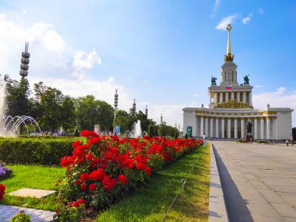 Москва. Вид на павильон `Центральный` на ВДНХ.