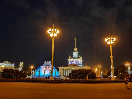 Москва. Вид на павильон `Центральный` и фонтан `Дружба народов` на ВДНХ.