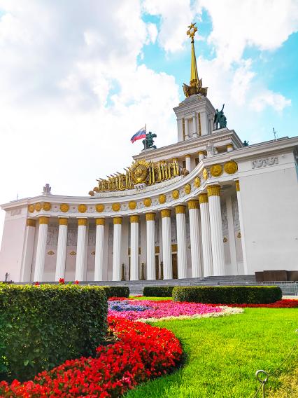 Москва. Вид на павильон `Центральный` на ВДНХ.