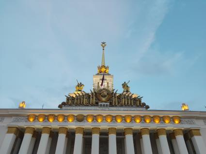 Москва. Вид на павильон `Центральный` на ВДНХ.