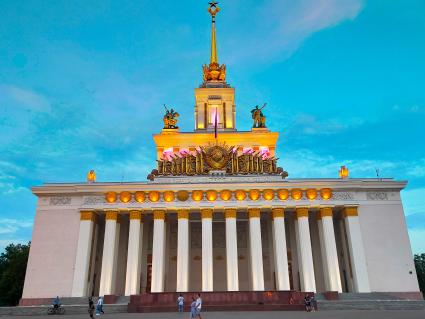 Москва. Вид на павильон `Центральный` на ВДНХ.