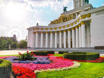 Москва. Вид на павильон `Центральный` и колесо обозрения `Солнце Москвы` на ВДНХ.