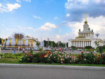 Москва. Вид на павильон `Центральный` и фонтан `Дружба народов` на ВДНХ.