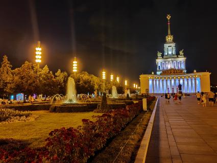 Москва. Вид на павильон `Центральный` на ВДНХ.