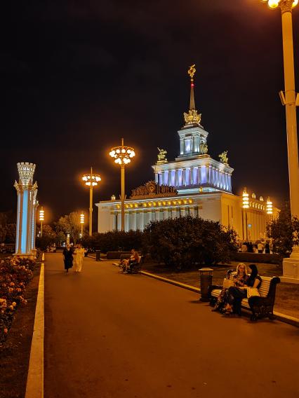 Москва. Вид на павильон `Центральный` на ВДНХ.