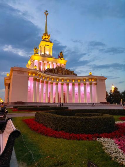 Москва. Вид на павильон `Центральный` на ВДНХ.