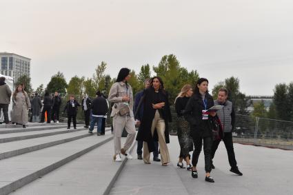 Москва.  Певица Алсу( в центре)  перед началом выступления  на концерте Муз-тв`День Рождения Москвы на Поклонной горе`, приуроченного к 875-летию города.