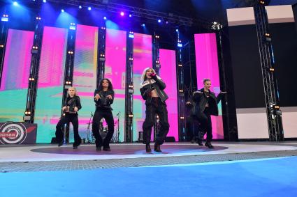 Москва. Певица Мария Бойко (Mia Boyka) во время выступления на концерте Муз-тв`День Рождения Москвы на Поклонной горе`, приуроченного к 875-летию города.