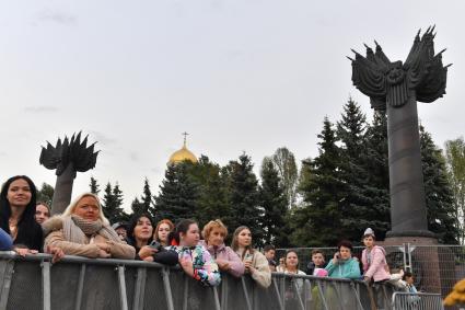 Москва. Зрители  во время выступления на концерте Муз-тв`День Рождения Москвы на Поклонной горе`, приуроченного к 875-летию города.