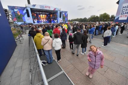 Москва. Зрители  во время выступления на концерте Муз-тв`День Рождения Москвы на Поклонной горе`, приуроченного к 875-летию города.