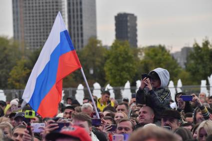 Москва.  Зрители во время выступления на концерте Муз-тв`День Рождения Москвы на Поклонной горе`, приуроченного к 875-летию города.