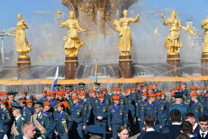Москва. Курсанты Академии государственной противопожарной службы МЧС России после торжественной церемонии принятия присяги на ВДНХ.