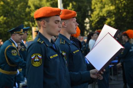 Москва. Курсанты Академии государственной противопожарной службы МЧС России на торжественной церемонии принятия присяги на ВДНХ.