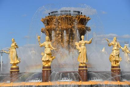 Москва.  Фонтан `Дружба народов `на ВДНХ.