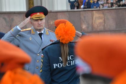 Москва. Министр РФ по делам гражданской обороны, чрезвычайным ситуациям и ликвидации последствий стихийных бедствий (МЧС) Александр Куренков на торжественной церемонии принятия присяги курсантами Академии государственной противопожарной службы МЧС России на ВДНХ.