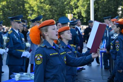 Москва. Курсанты Академии государственной противопожарной службы МЧС России на торжественной церемонии принятия присяги на ВДНХ.