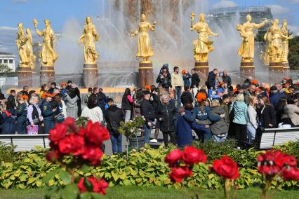 Москва. Курсанты Академии государственной противопожарной службы МЧС России после торжественной  церемонии принятия присяги на ВДНХ.