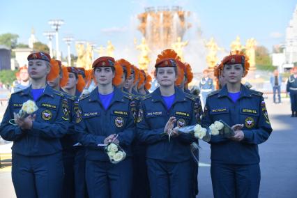 Москва. Курсанты Академии государственной противопожарной службы МЧС России на торжественной церемонии принятия присяги на ВДНХ.