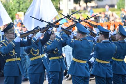 Москва.   Показательные выступления  на торжественной церемонии принятия присяги курсантов Академии государственной противопожарной службы МЧС России  на ВДНХ.