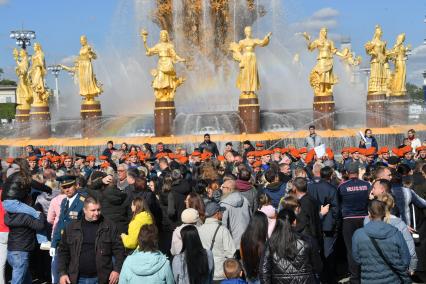 Москва. Курсанты Академии государственной противопожарной службы МЧС России после торжественной  церемонии принятия присяги на ВДНХ.