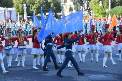 Москва.  Выступление барабанщиц на торжественной церемонии принятия присяги курсантов Академии государственной противопожарной службы МЧС России  на ВДНХ.