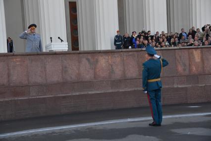 Москва. Министр РФ по делам гражданской обороны, чрезвычайным ситуациям и ликвидации последствий стихийных бедствий (МЧС) Александр Куренков на торжественной церемонии принятия присяги курсантами Академии государственной противопожарной службы МЧС России на ВДНХ.