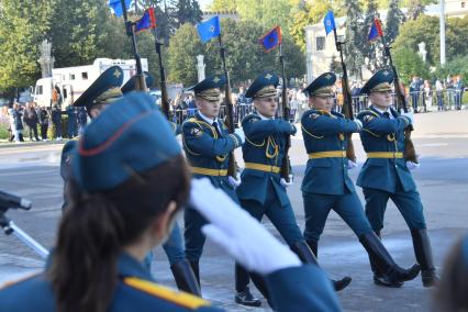 Москва. Курсанты Академии государственной противопожарной службы МЧС России  перед началом торжественной  церемонии принятия присяги на ВДНХ.