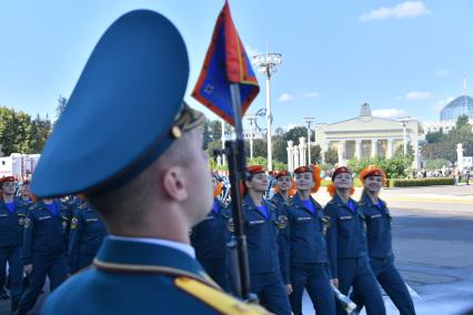 Москва. Курсанты Академии государственной противопожарной службы МЧС России  перед началом торжественной  церемонии принятия присяги на ВДНХ.