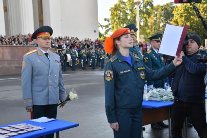 Москва. Министр РФ по делам гражданской обороны, чрезвычайным ситуациям и ликвидации последствий стихийных бедствий (МЧС) Александр Куренков на торжественной церемонии принятия присяги курсантами Академии государственной противопожарной службы МЧС России на ВДНХ.