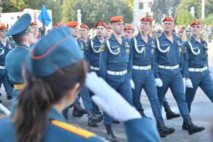 Москва. Курсанты Академии государственной противопожарной службы МЧС России  перед началом торжественной  церемонии принятия присяги на ВДНХ.