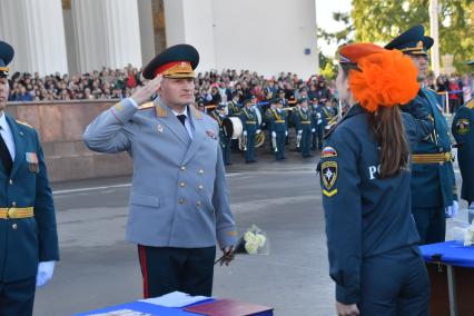 Москва. Министр РФ по делам гражданской обороны, чрезвычайным ситуациям и ликвидации последствий стихийных бедствий (МЧС) Александр Куренков на торжественной церемонии принятия присяги курсантами Академии государственной противопожарной службы МЧС России на ВДНХ.