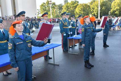 Москва. Курсанты Академии государственной противопожарной службы МЧС России на торжественной церемонии принятия присяги на ВДНХ.