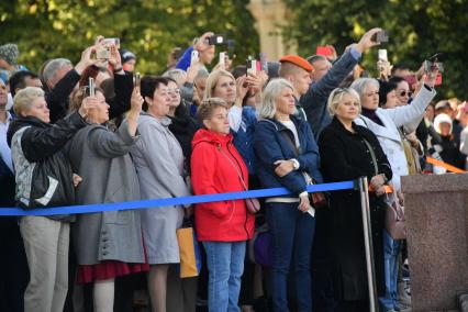 Москва.  Родные и близкие  на торжественной церемонии принятия присяги курсантов Академии государственной противопожарной службы МЧС России  на ВДНХ.