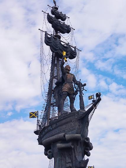 Москва. Вид на памятник Петру I на стрелке Москвы-реки.