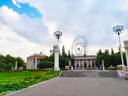 Москва. Вид на колесо обозрения `Солнце Москвы` на ВДНХ.