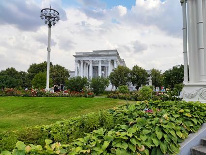 Москва. Вид на павильон #2 `Робостанция` на ВДНХ.