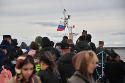 Чукотский автономный округ. Анадырь. Пассажиры в Анадырском морском торговом порту.