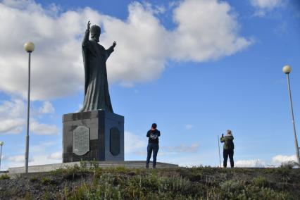 Чукотский автономный округ. Памятник Святителю Николаю на центральной площади Анадыря.