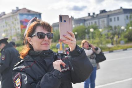 Чукотский автономный округ. Сотрудник полиции на улице города.