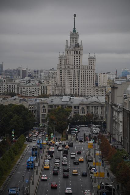 Москва. Вид со смотровой площадки `Центрального Детского Мира на Лубянке` на высотное здание на Котельнической набережной .