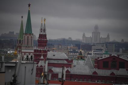 Москва. Вид со смотровой площадки `Центрального Детского Мира на Лубянке` на башни Московского Кремля.