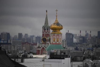 Москва. Вид со смотровой площадки `Центрального Детского Мира на Лубянке` на Спасскую башню Московского Кремля.