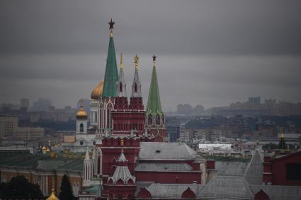 Москва. Вид со смотровой площадки `Центрального Детского Мира на Лубянке` на Московский Кремль.