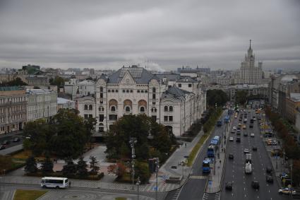 Москва. Вид со смотровой площадки `Центрального Детского Мира на Лубянке` на высотное здание на Котельнической набережной и Политехнический музей.