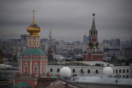 Москва. Вид со смотровой площадки `Центрального Детского Мира на Лубянке` на Спасскую башню Московского Кремля.
