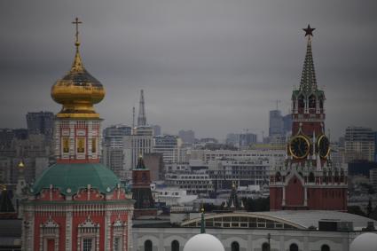 Москва. Вид со смотровой площадки `Центрального Детского Мира на Лубянке`на Спасскую башню.