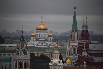 Москва. Вид со смотровой площадки `Центрального Детского Мира на Лубянке` на Московский Кремль и Храм Христа Спасителя.
